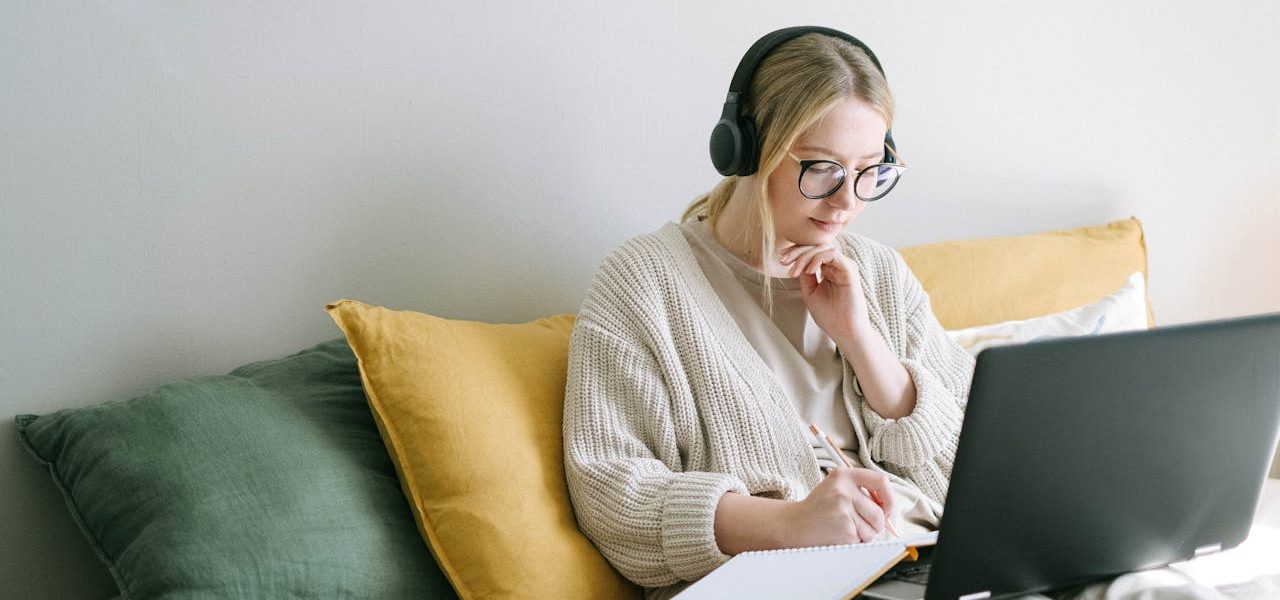 Zaczytana mama poleca: 5 audiobooków, które możesz słuchać gotując lub sprzątając