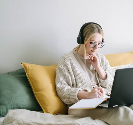Zaczytana mama poleca: 5 audiobooków, które możesz słuchać gotując lub sprzątając