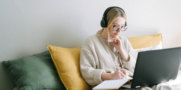 Zaczytana mama poleca: 5 audiobooków, które możesz słuchać gotując lub sprzątając